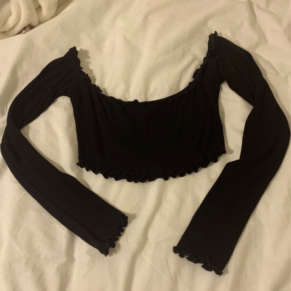 Black Scalloped Long Sleeve Crop